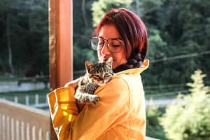 Femme tenant un chat dans ses bras